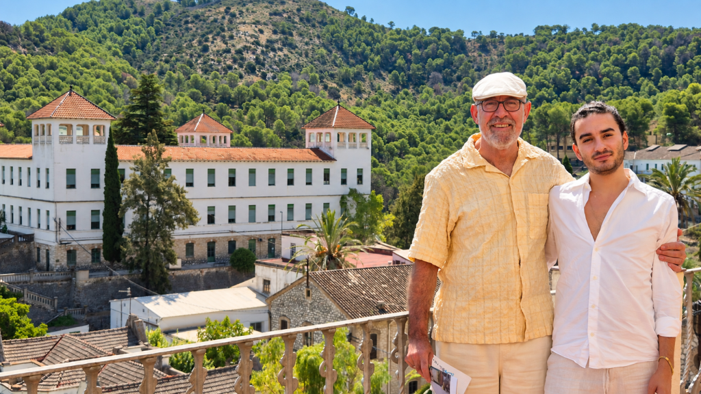 Miguel y su padre durante una visita a Fontilles, Alicante, en agosto de 2025.