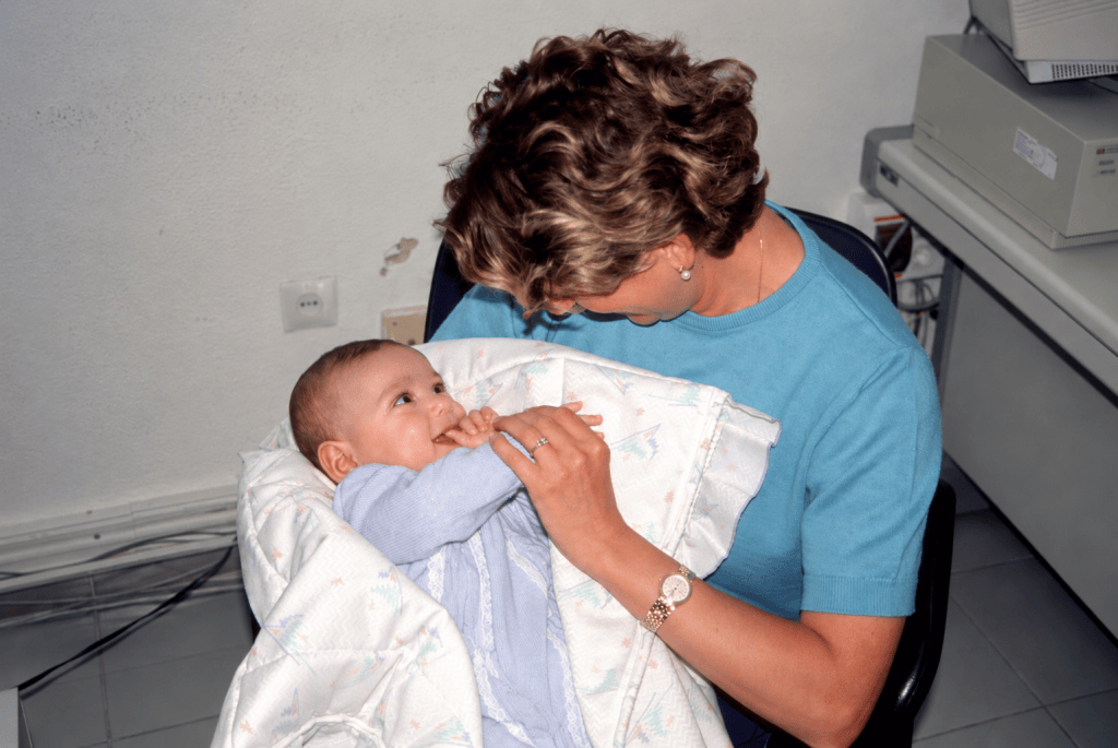 Cristina con Miguel, de seis meses, durante su primer encuentro en Melilla en 1999.